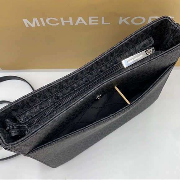 MICHAEL KORS LARGE MESSENGER BLACK SIGNATURE - Picture 12 of 16